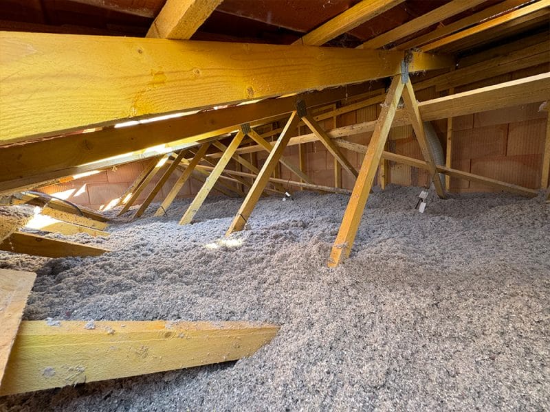 Olé énergie peut effectuer une isolation de vos combles avec de la ouate de cellulose ou de la laine de roche