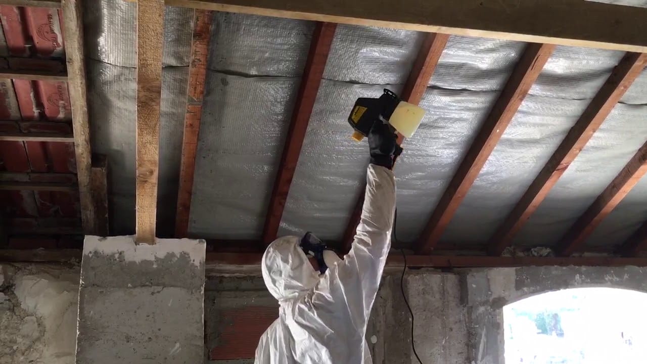 Traitement de charpente par pulvérisation