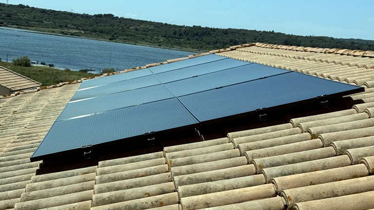 Panneau solaire sur villa bord de mer