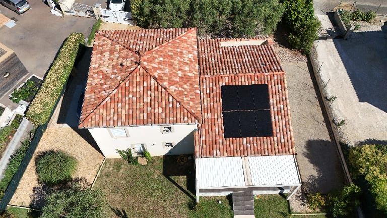 toiture avec panneaux solaires
